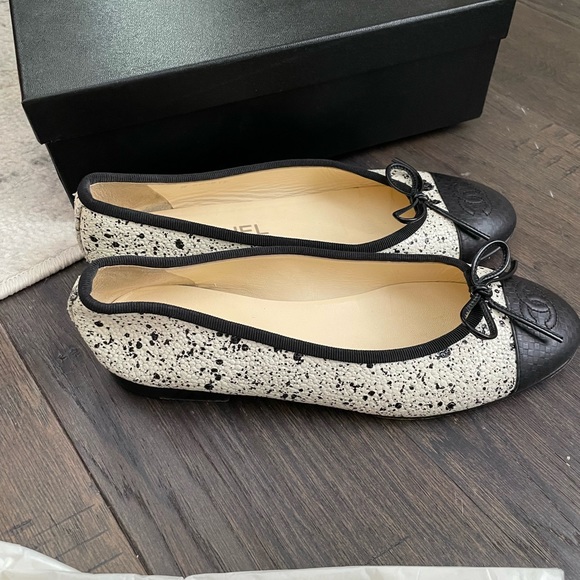 Authentic CHANEL Flats - Picture 7 of 7
